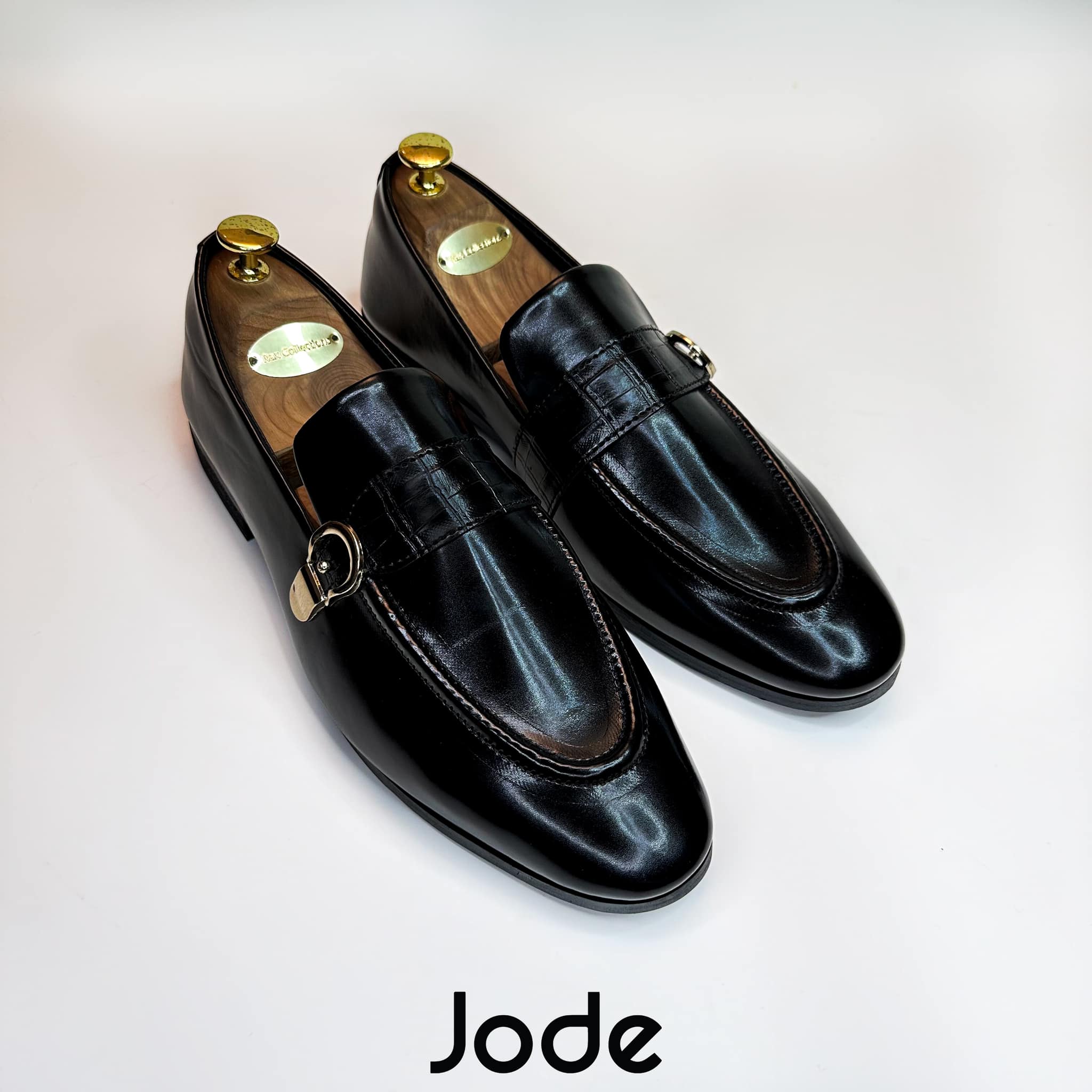 Black glossy plain leather single monk designer edition